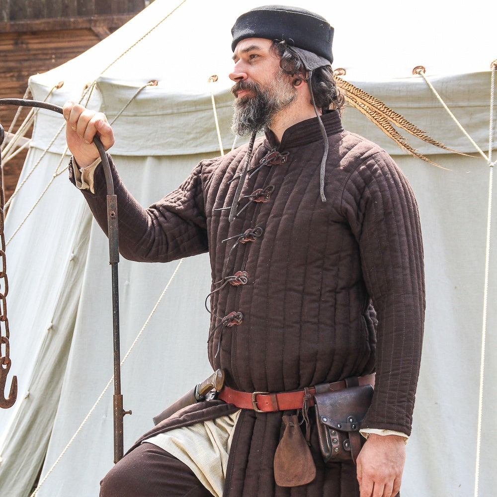 Gambeson Rabenfurth Brown, a knee-length padded coat with straight quilting, featuring a stand-up collar and long sleeves, ideal for layering under armor.