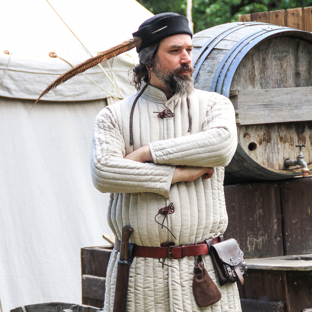 Gambeson Rabenfurth Natural, knee-length padded coat with straight quilting, featuring a stand-up collar and flexible sleeves.