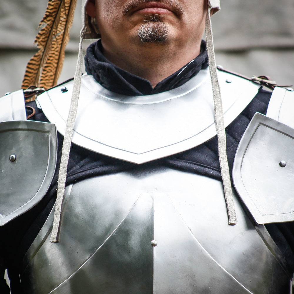 Gorget Rouven Polished made of 1 mm steel plate, showcasing its polished finish and historical design for live roleplay.