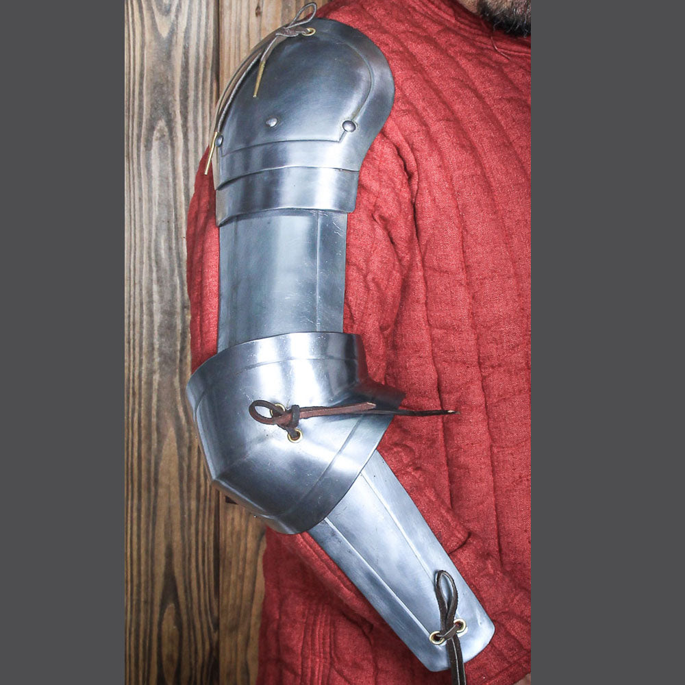 Light Arm Protection Rouven Polished made of 1mm steel, showcasing a polished finish and designed for live roleplay with historical aesthetics.