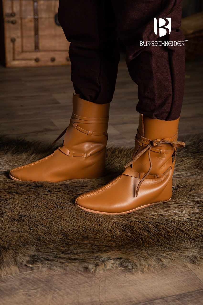 Brown leather Leonard medieval shoes with adjustable chord ties, showcasing a classic medieval boot design.