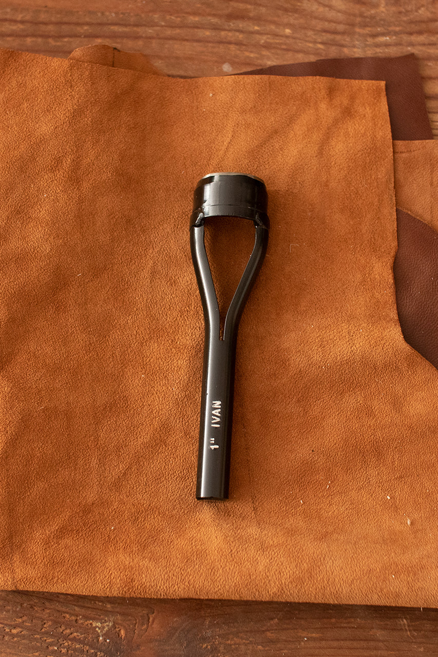 Point End Punches with a 26 mm tapered round design, featuring a durable iron handle for leather crafting.