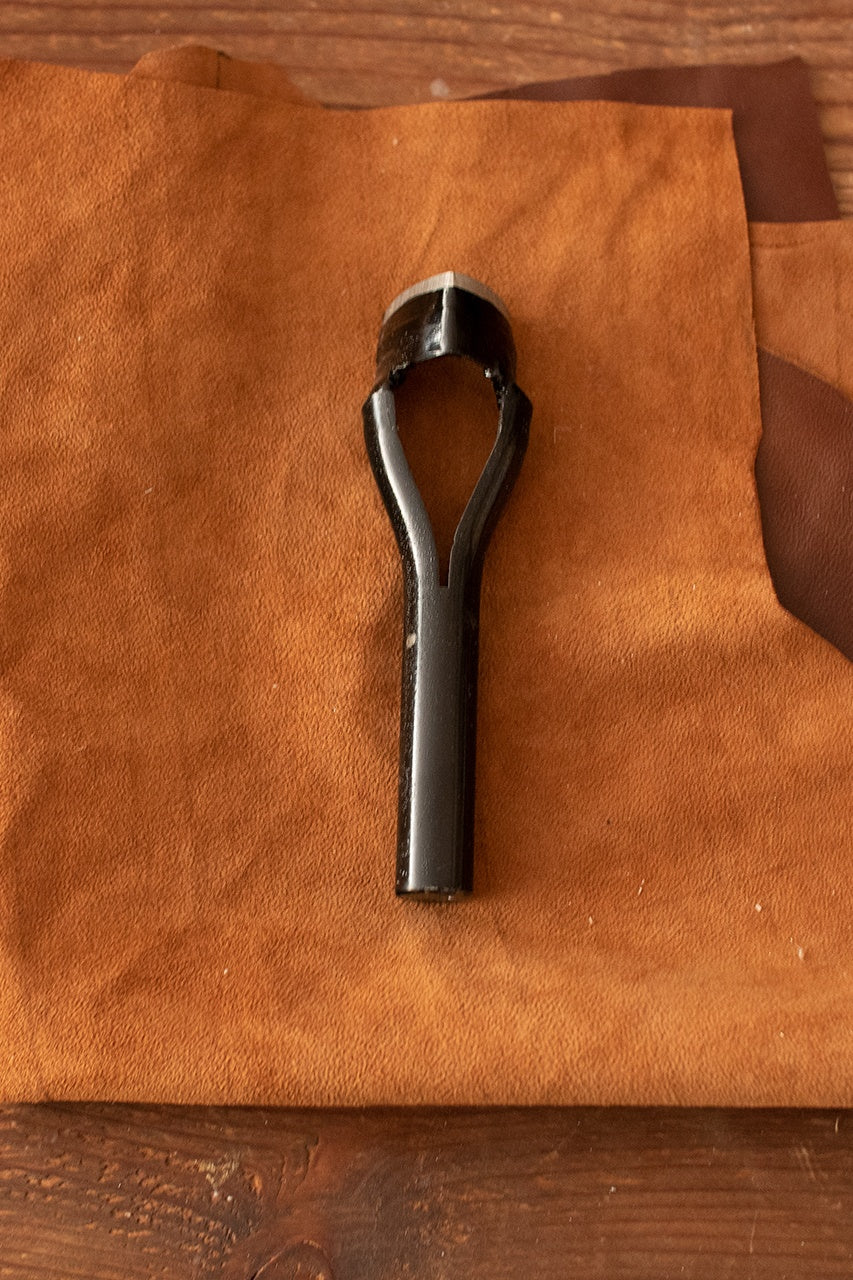 Point End Punches with a 26 mm height, featuring a tapering shape and durable iron handle, ideal for finishing belts.