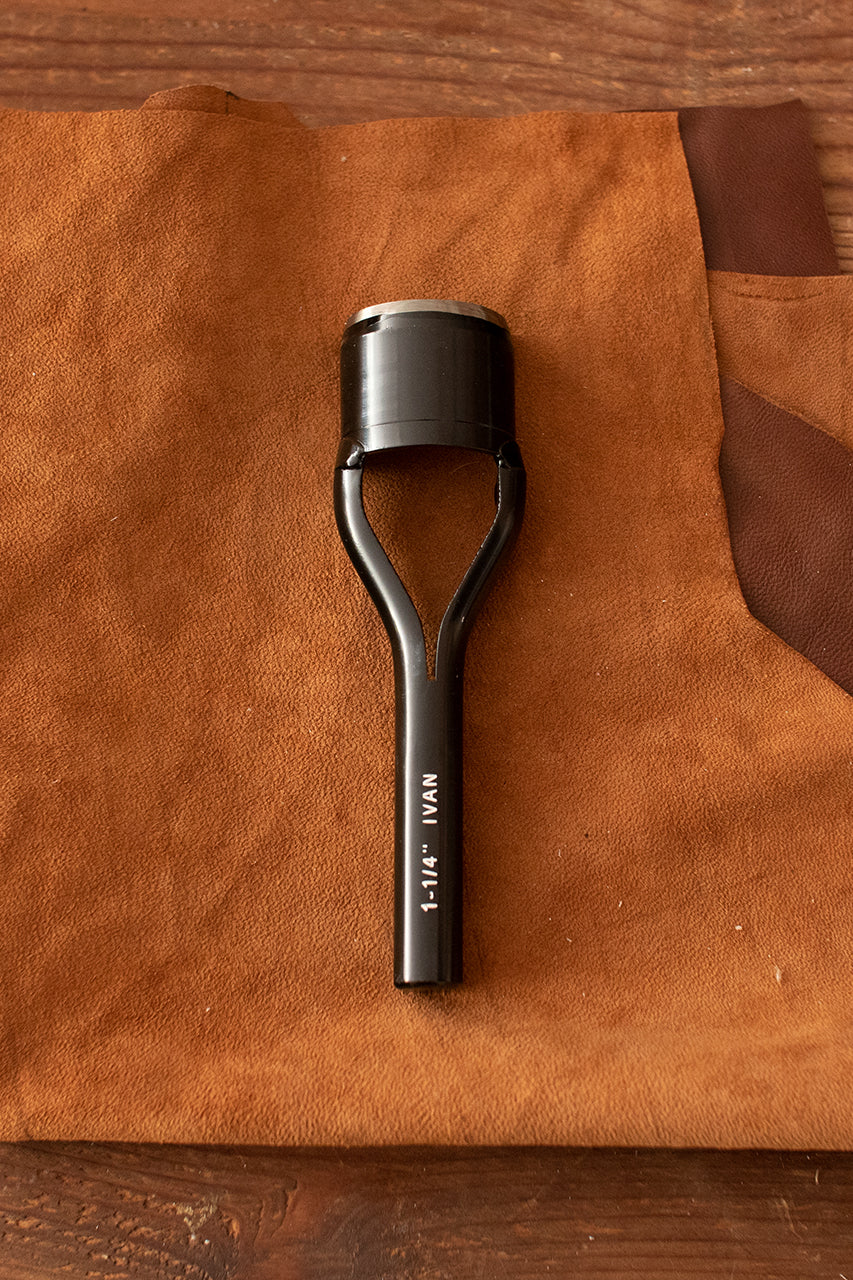 Point End Punches with a 33 mm size, featuring a durable iron handle and tapering round shape, ideal for finishing belts.