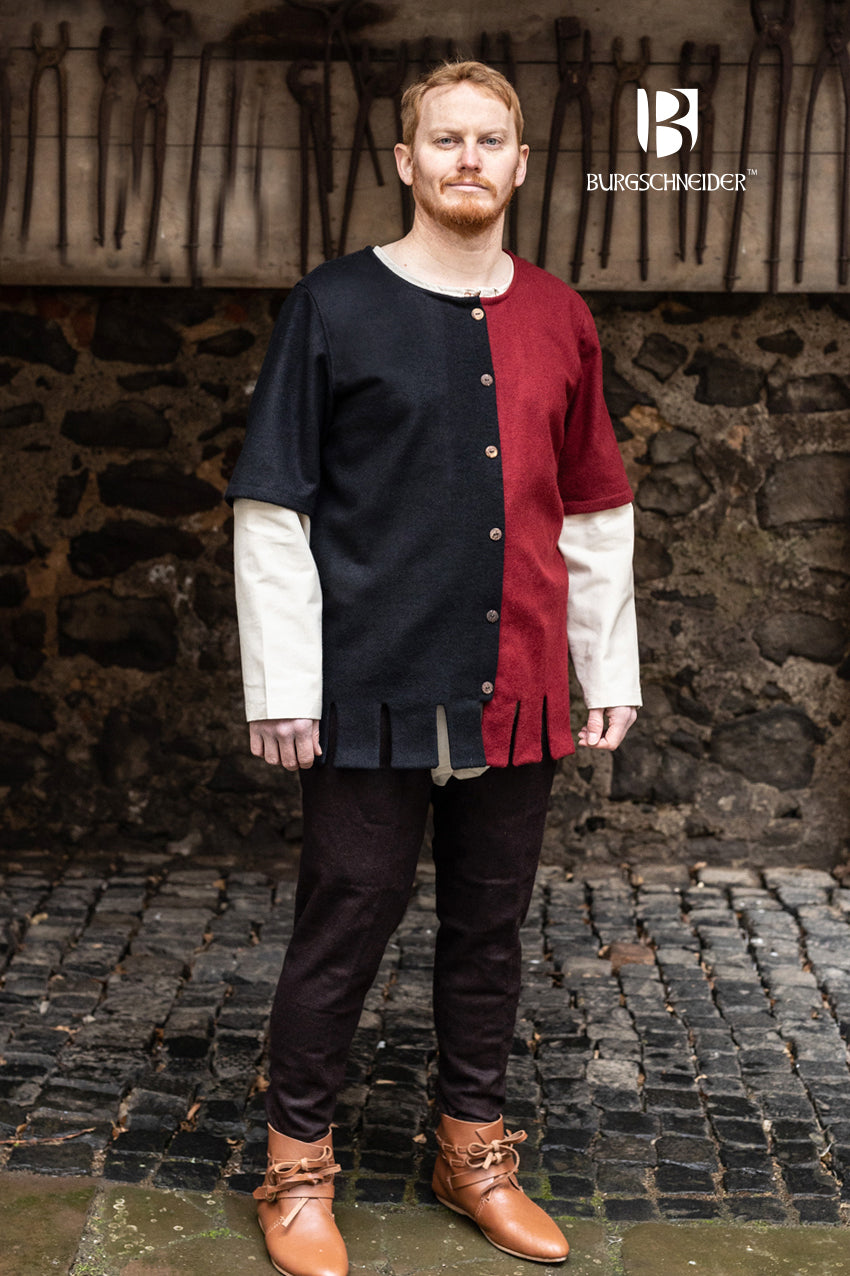 Right Side Surcoat Aleran in black with stylish wooden buttons and crenelated cuffs, showcasing a modular design for color customization.