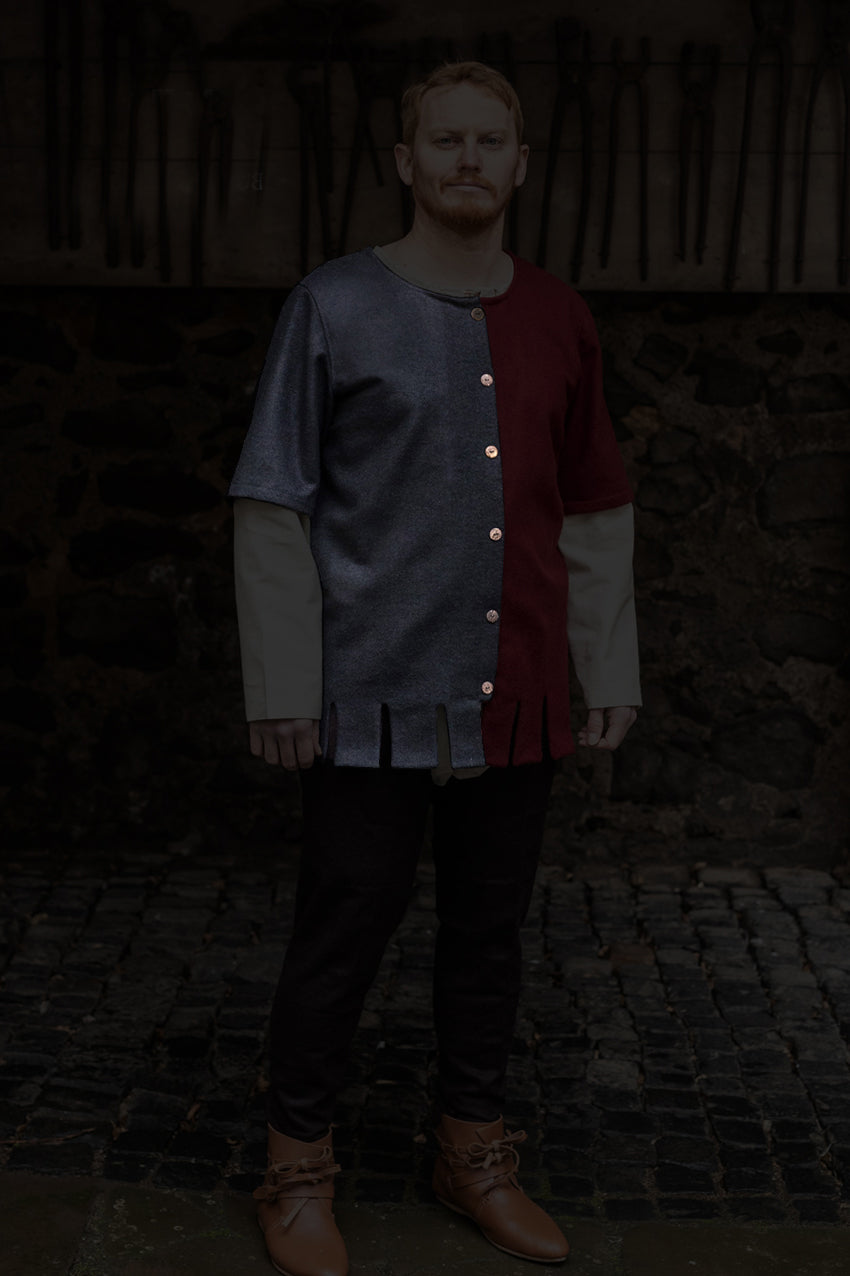 Right Side Surcoat Aleran in black with stylish wooden buttons and crenelated cuffs, showcasing a modular design for color customization.