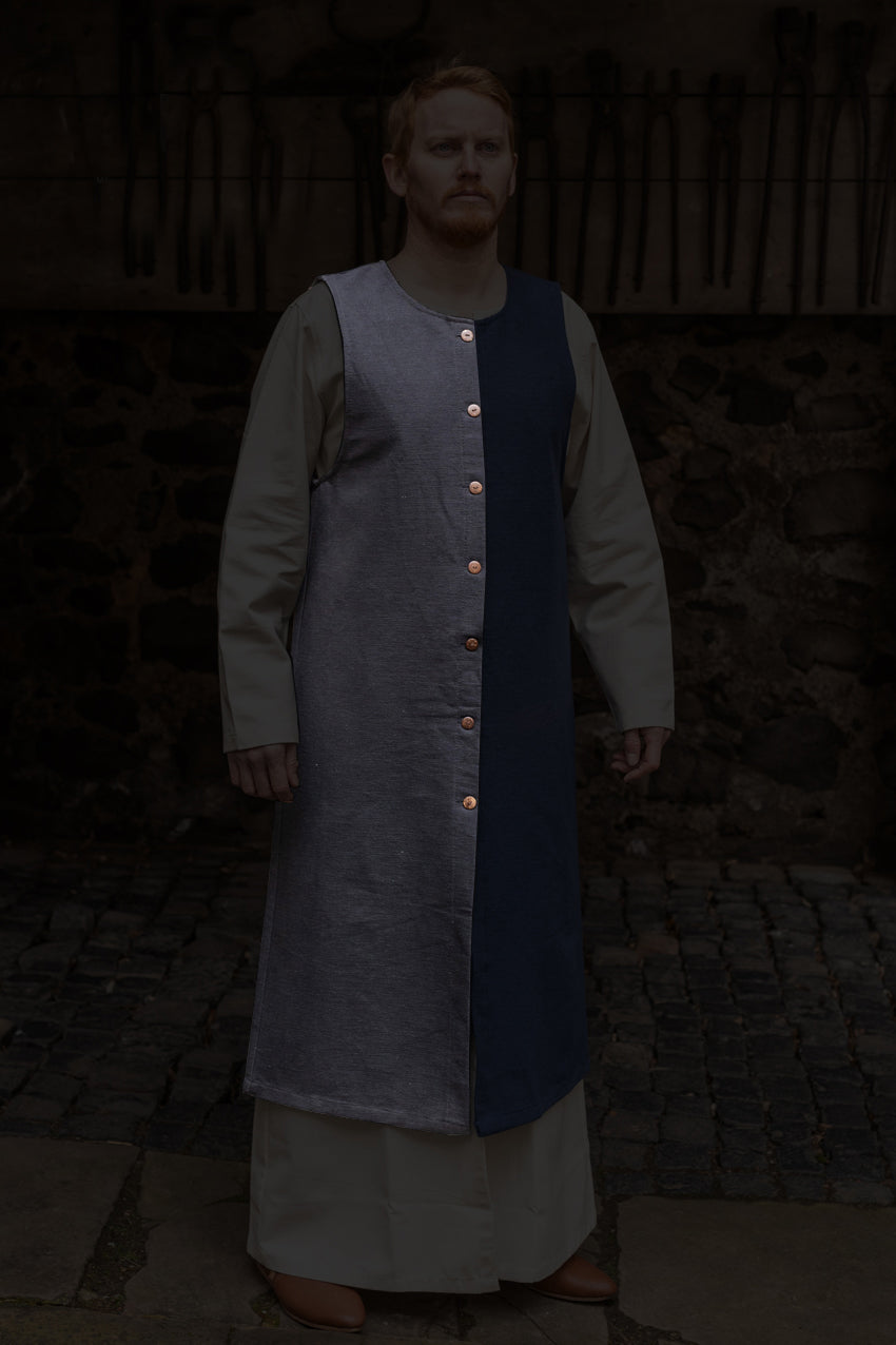 Right Side Tabard Auderic Black showcasing its modular design, heavy cotton fabric, and stylish wooden buttons.