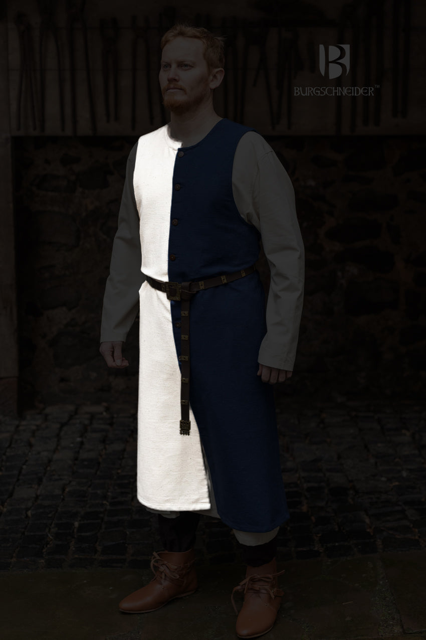 Right Side Tabard Auderic Natural, showcasing its heavy cotton fabric, stylish wooden buttons, and elegant drape over armor.