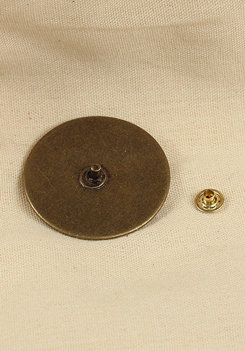 Rivet-Plate Galileo Antique Brass, a 45 mm diameter zinc accessory for leather products, featuring an antique brass finish for LARP and medieval costumes.