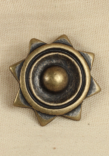Rivet-Plate Sirius Antique Brass, a 40 mm diameter zinc accessory for leather projects, ideal for LARP and medieval costumes.