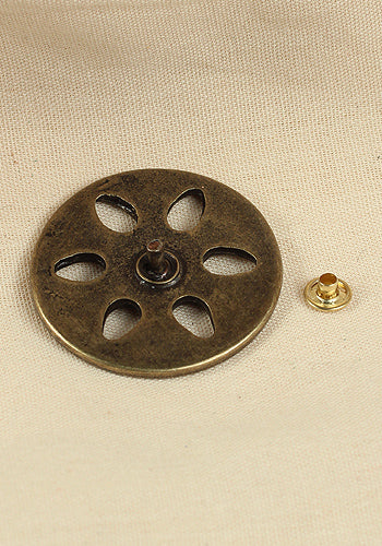 Rivet-Plate with Flower Antique Brass, 47 mm diameter, designed for leather products, featuring an elegant flower design.