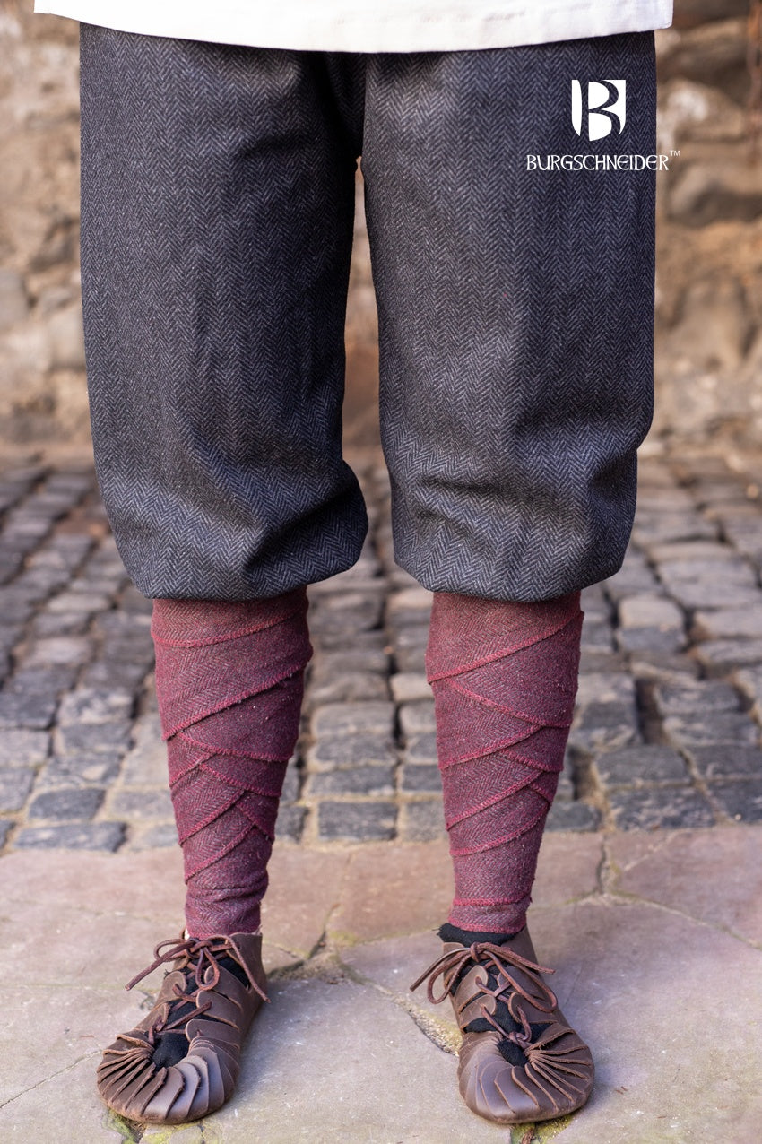 Rus Pants Tilda Herringbone in Black/Grey featuring a classic herringbone pattern, short leg design, and made from a wool blend.