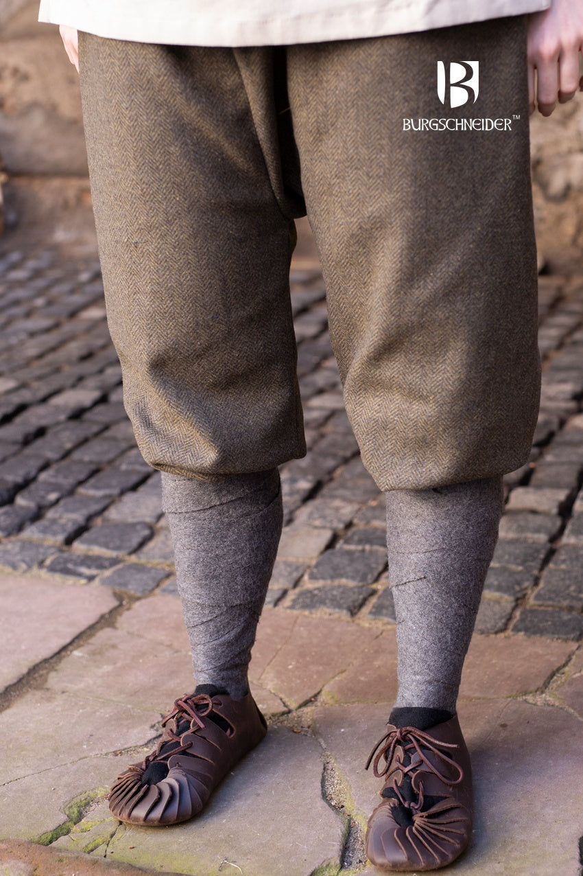 Rus Pants Tilda Herringbone in Olive/Grey, featuring a classic herringbone pattern and short leg design, perfect for historical reenactments.