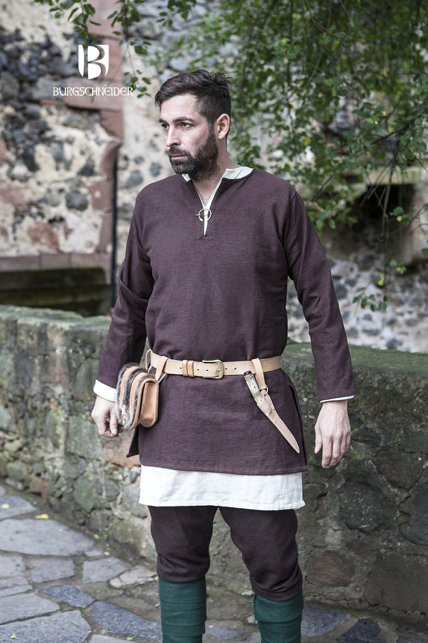 Short Tunic Erik Brown made of heavy, coarsely woven fabric, featuring a slit neckline and traditional belted design, perfect for medieval reenactments.