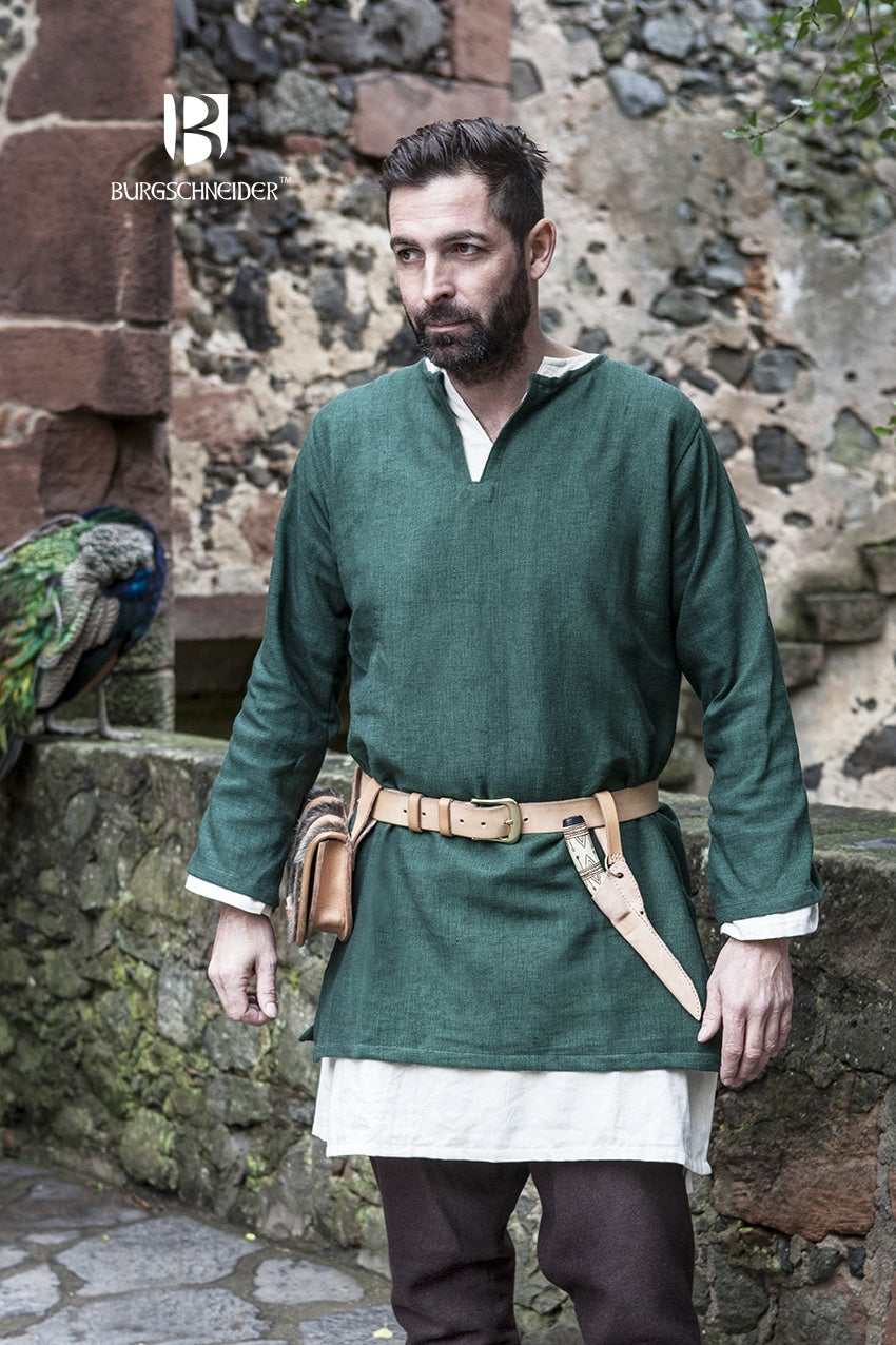 Short Tunic Erik in Green, featuring a heavy woven fabric and a slit neckline, perfect for medieval reenactments.