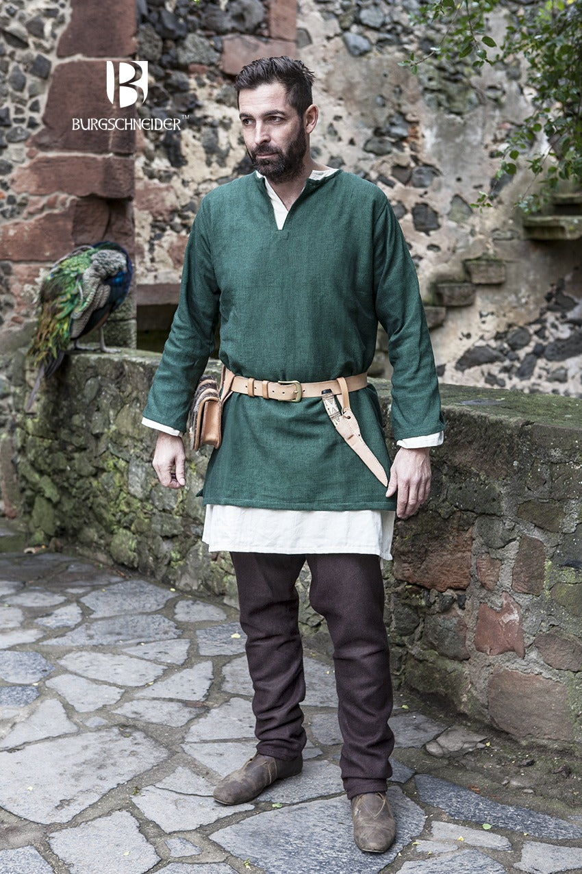 Short Tunic Erik in Green, featuring a heavy woven fabric and a slit neckline, perfect for medieval reenactments.