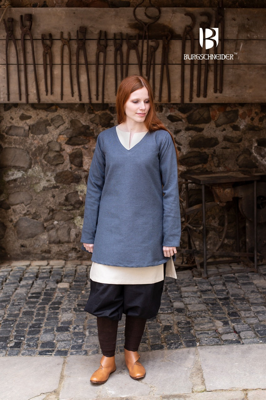 Short Tunic Frekja in Grey with long sleeves and V-neck, perfect for LARP and historical events.