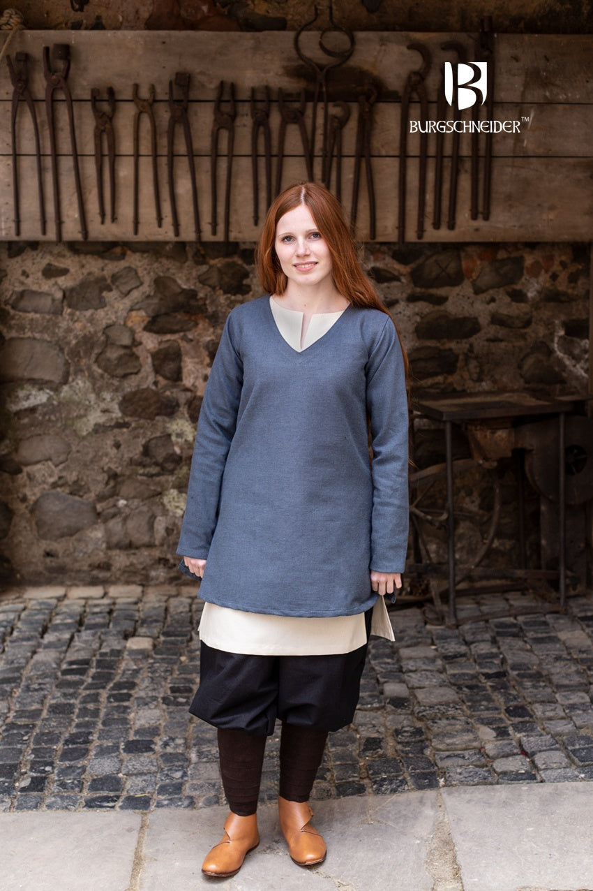 Short Tunic Frekja in Grey with long sleeves and V-neck, perfect for LARP and historical events.
