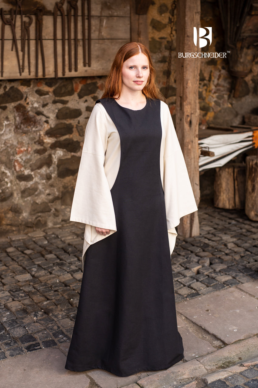 Surcot Isabella Black featuring wide armholes and rough-textured wool fabric, ideal for LARP or casual wear.