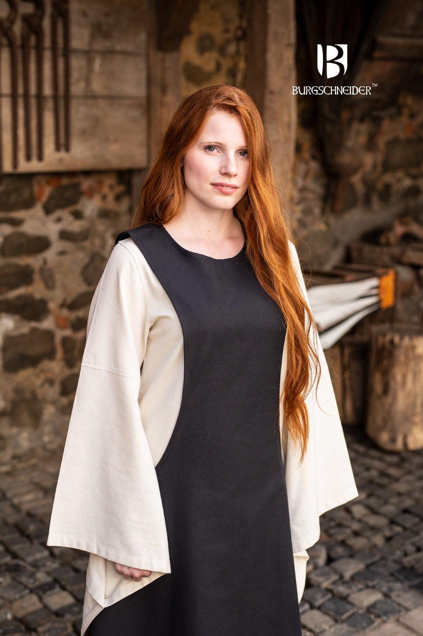 Surcot Isabella Black featuring wide armholes and rough-textured wool fabric, ideal for LARP or casual wear.