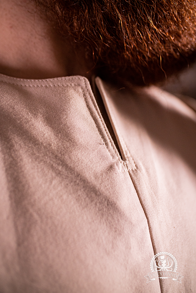 Robert Tabard in Natural color, made from durable canvas cotton, featuring a front slit and sleeveless design for medieval reenactments.