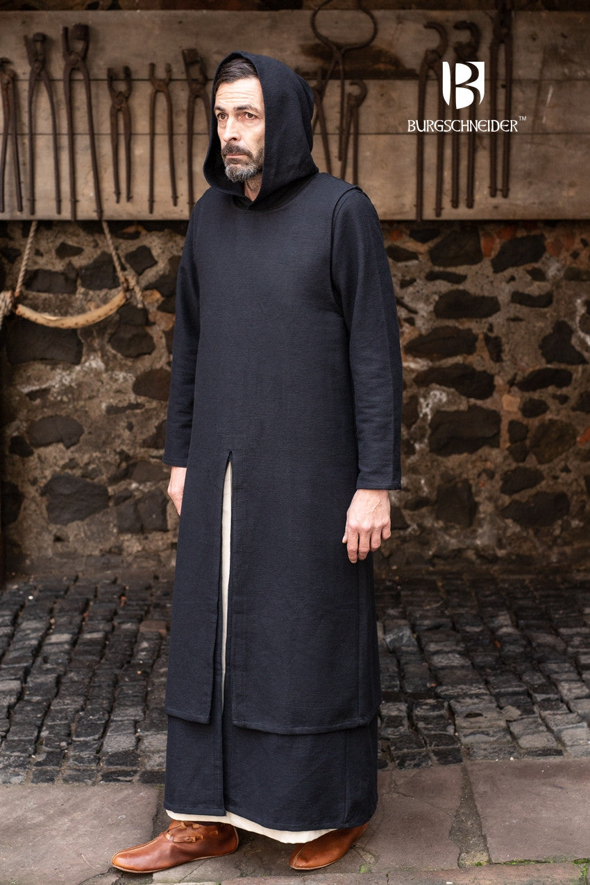 Black Tabard Thibaud made of 100% cotton, designed to fit over armor with wide armholes for movement.