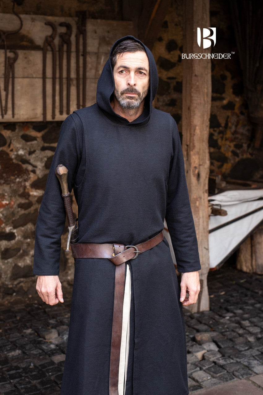 Black Tabard Thibaud made of 100% cotton, designed to fit over armor with wide armholes for movement.