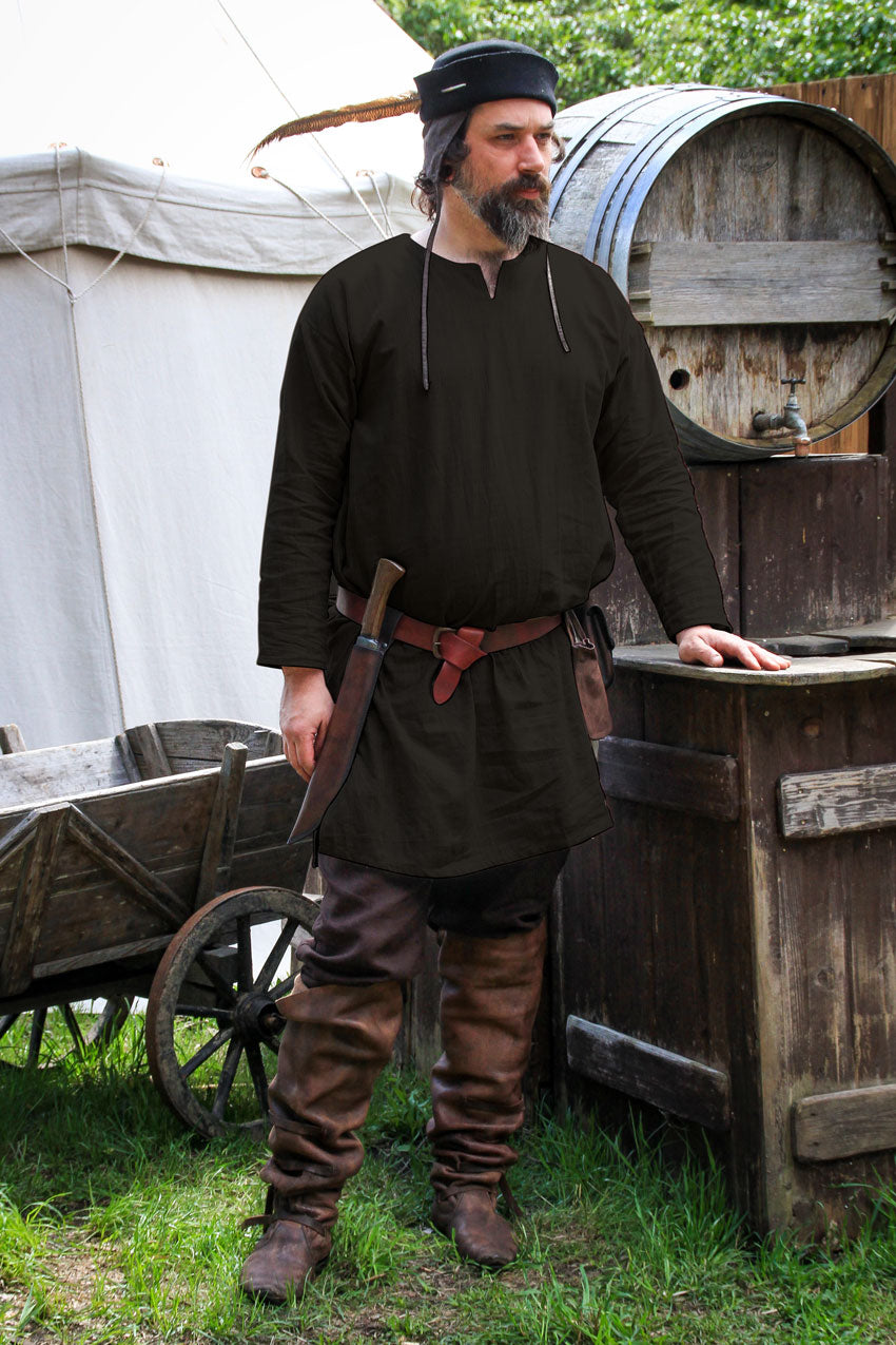 Tunic Avena Black, a knee-length linen blend tunic with a moveable cut, perfect for fantasy and medieval costumes.
