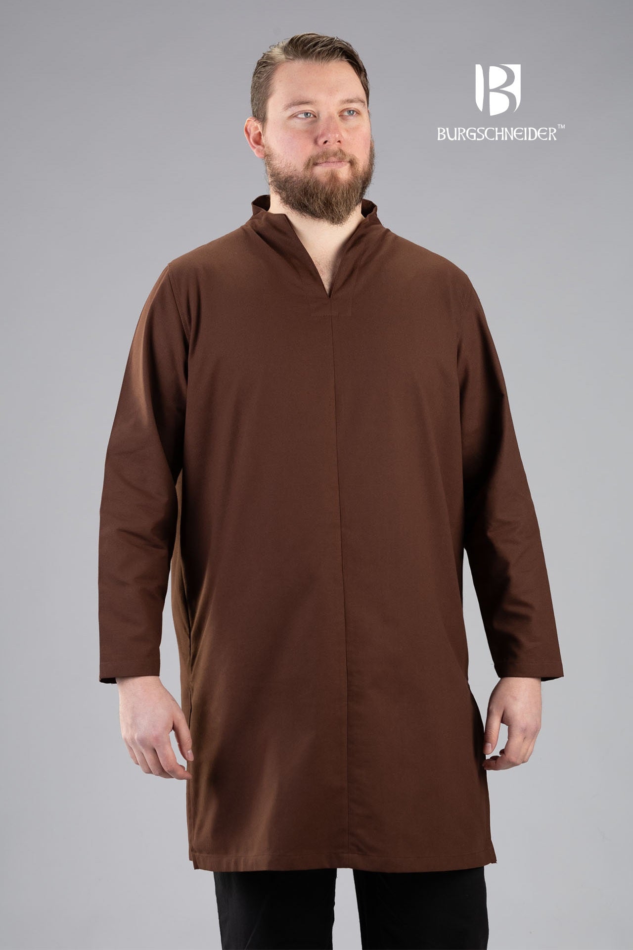 Tunic Ekwin Brown made of pure cotton with side slits for mobility, showcasing a medieval-inspired design.