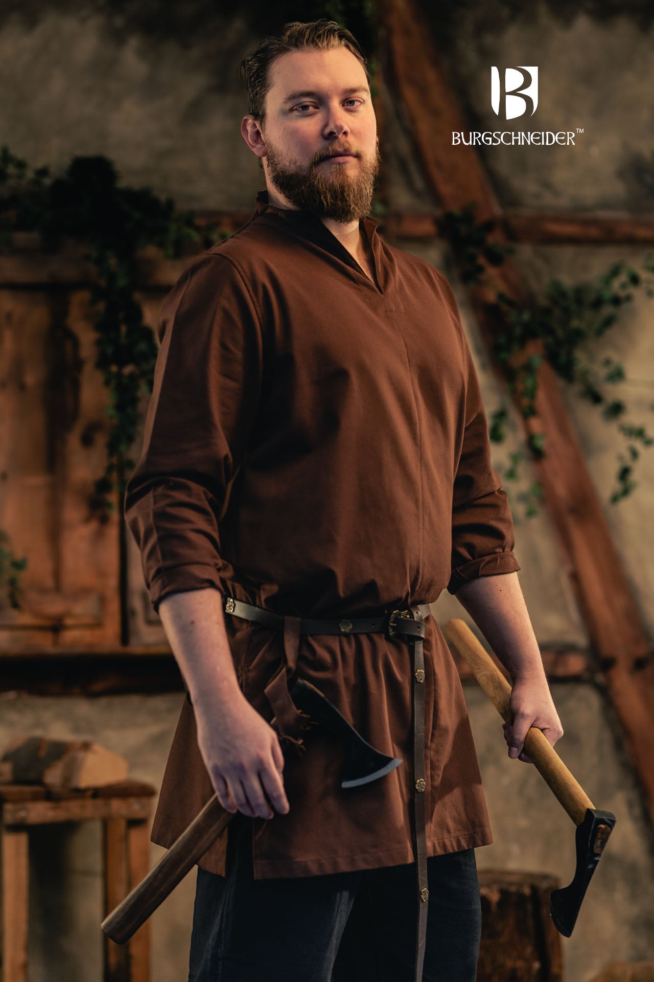 Tunic Ekwin Brown made of pure cotton with side slits for mobility, showcasing a medieval-inspired design.