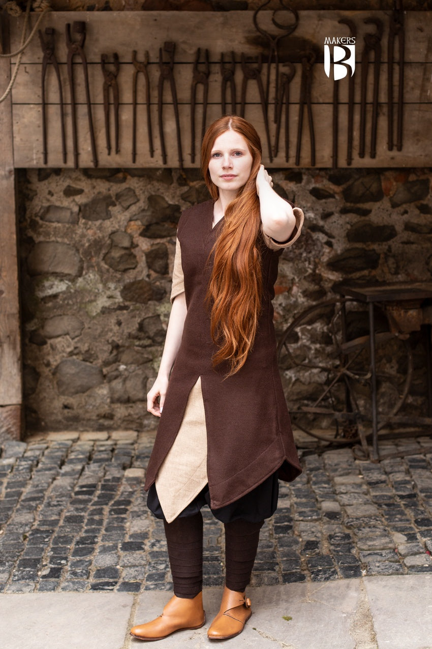 Tunic Meril Brown made of robust wool felt, featuring wide sleeve holes and slits for freedom of movement, ideal for outdoor adventures.