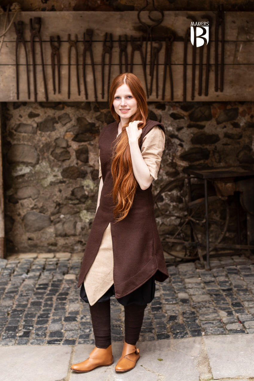 Tunic Meril Brown made of robust wool felt, featuring wide sleeve holes and slits for freedom of movement, ideal for outdoor adventures.