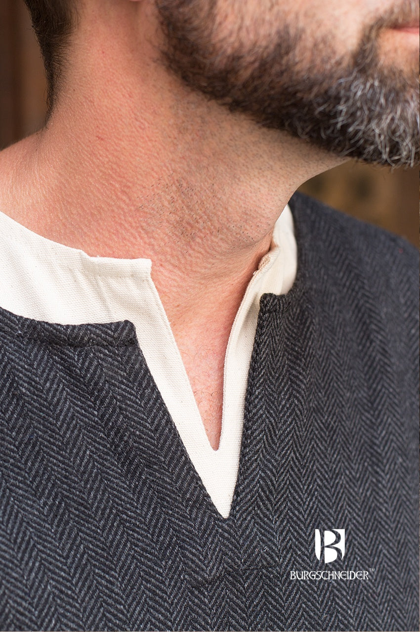 Stylish Tunic Tyr Herringbone in Black and Grey with long sleeves and a slit neckline, perfect for layering or standalone wear.