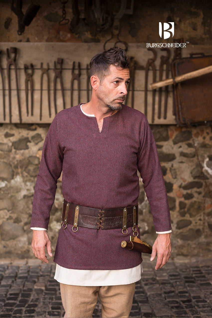 Tunic Tyr Herringbone in Burgundy and Grey, featuring a long-sleeve design and slit neckline, elegantly styled on a mannequin.