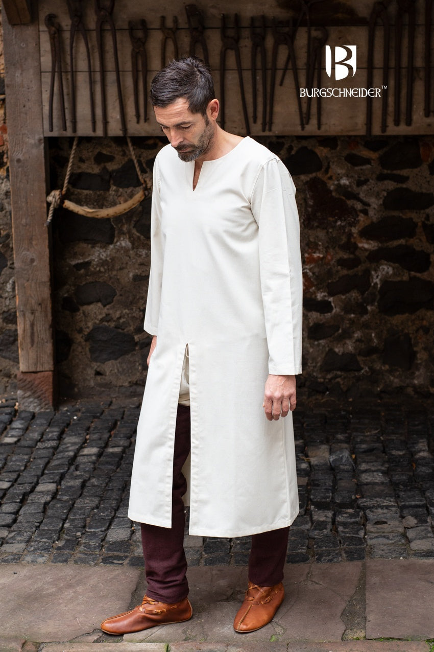Under Tunic Gilbert Natural made of 100% cotton, featuring front and back slits for movement, available in natural color.