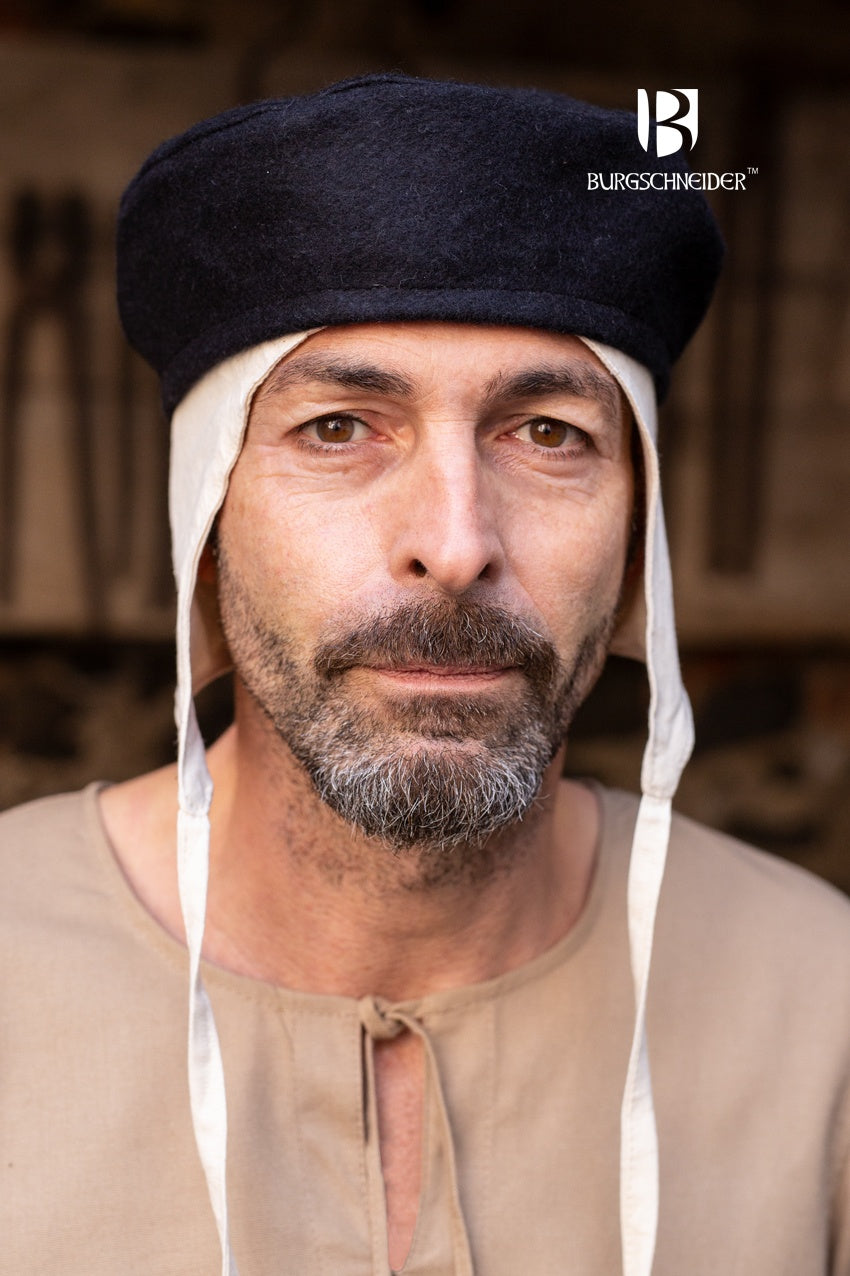 Wool Cap Hugo Black, a round medieval cap made of robust wool felt, featuring a flat top design.