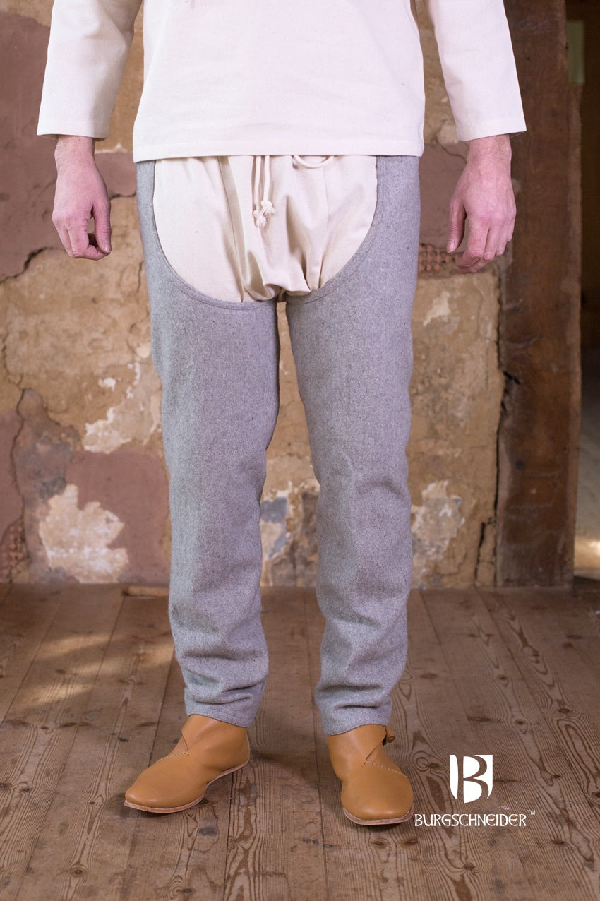 Wool Chausses Bernulf Grey, featuring a close-fitting design, made from high-quality wool, perfect for medieval reenactments.