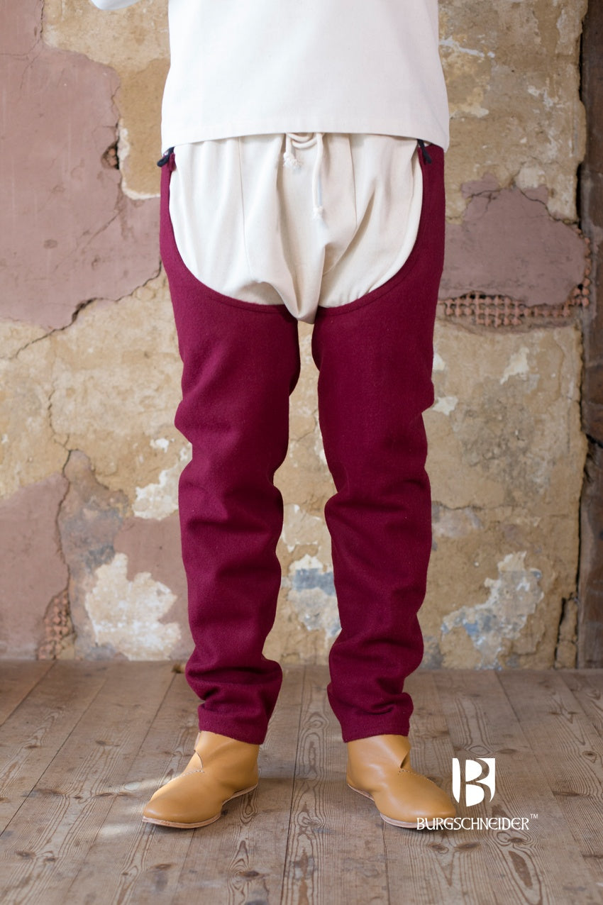 Wool Chausses Bernulf Red, featuring a close-fitting design, made from high-quality wool, perfect for medieval reenactments.