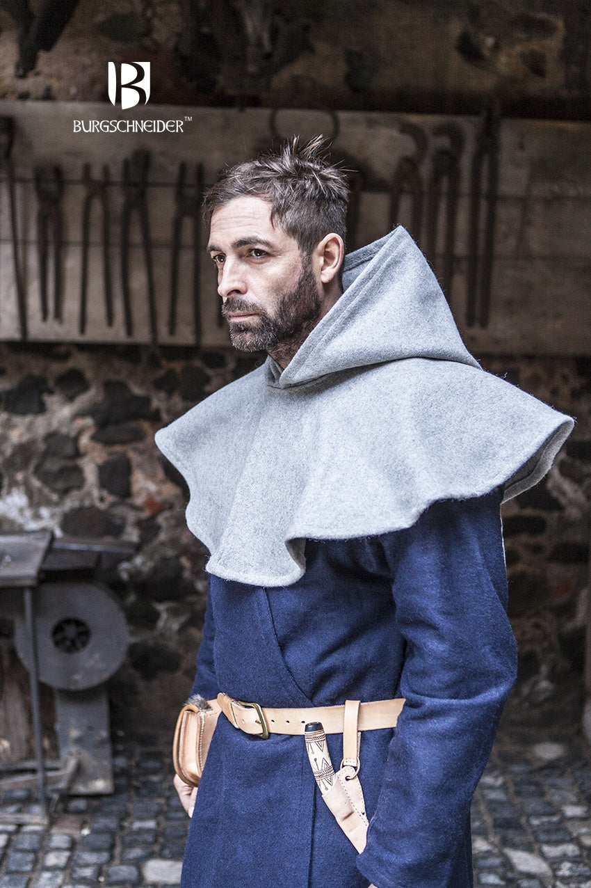 Wool Cowl Cucullus Grey, a heavy wool felt garment designed for medieval reenactments, featuring a short sendelbinde and stylish looped neck design.