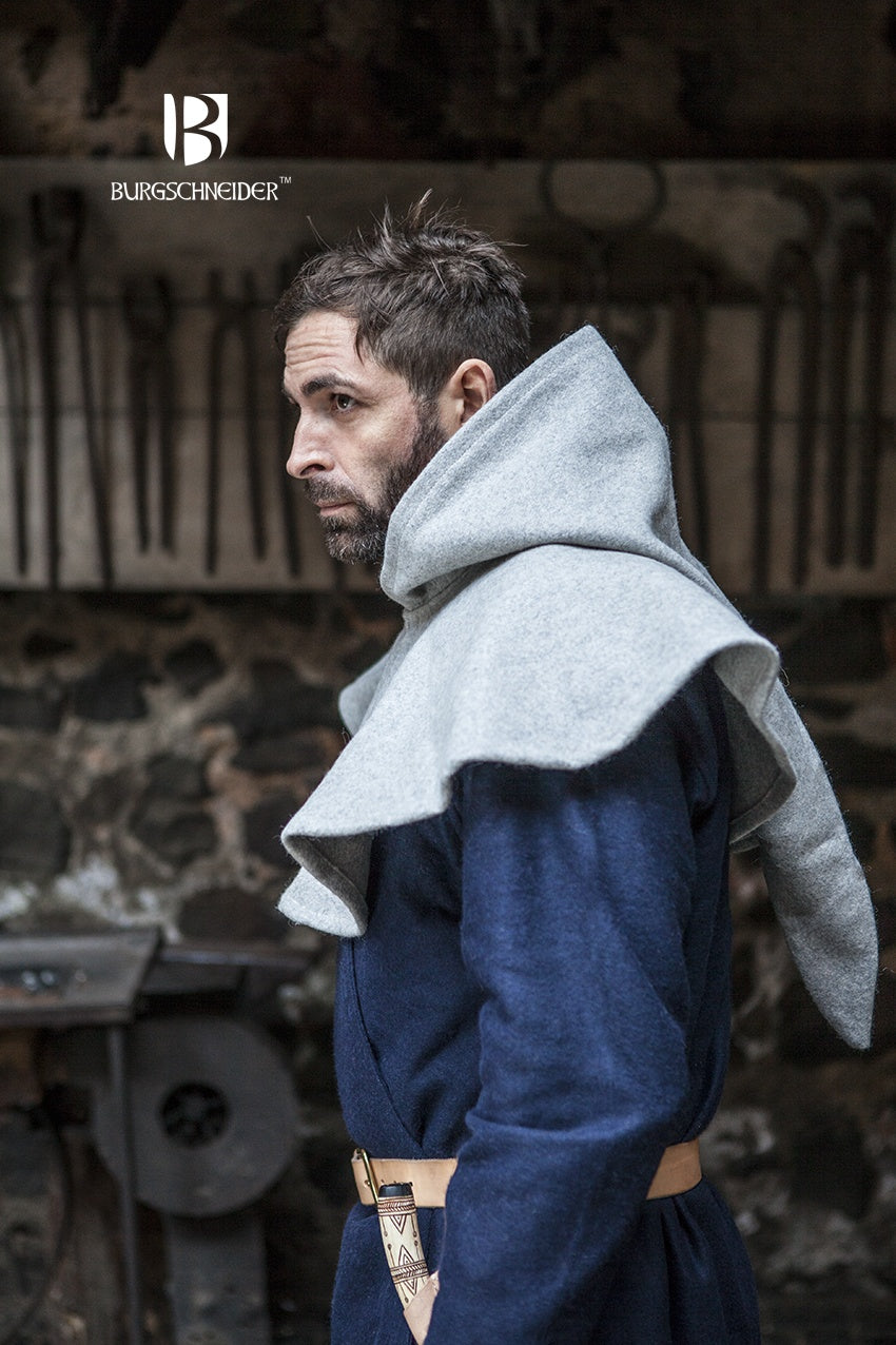 Wool Cowl Cucullus Grey, a heavy wool felt garment designed for medieval reenactments, featuring a short sendelbinde and stylish looped neck design.