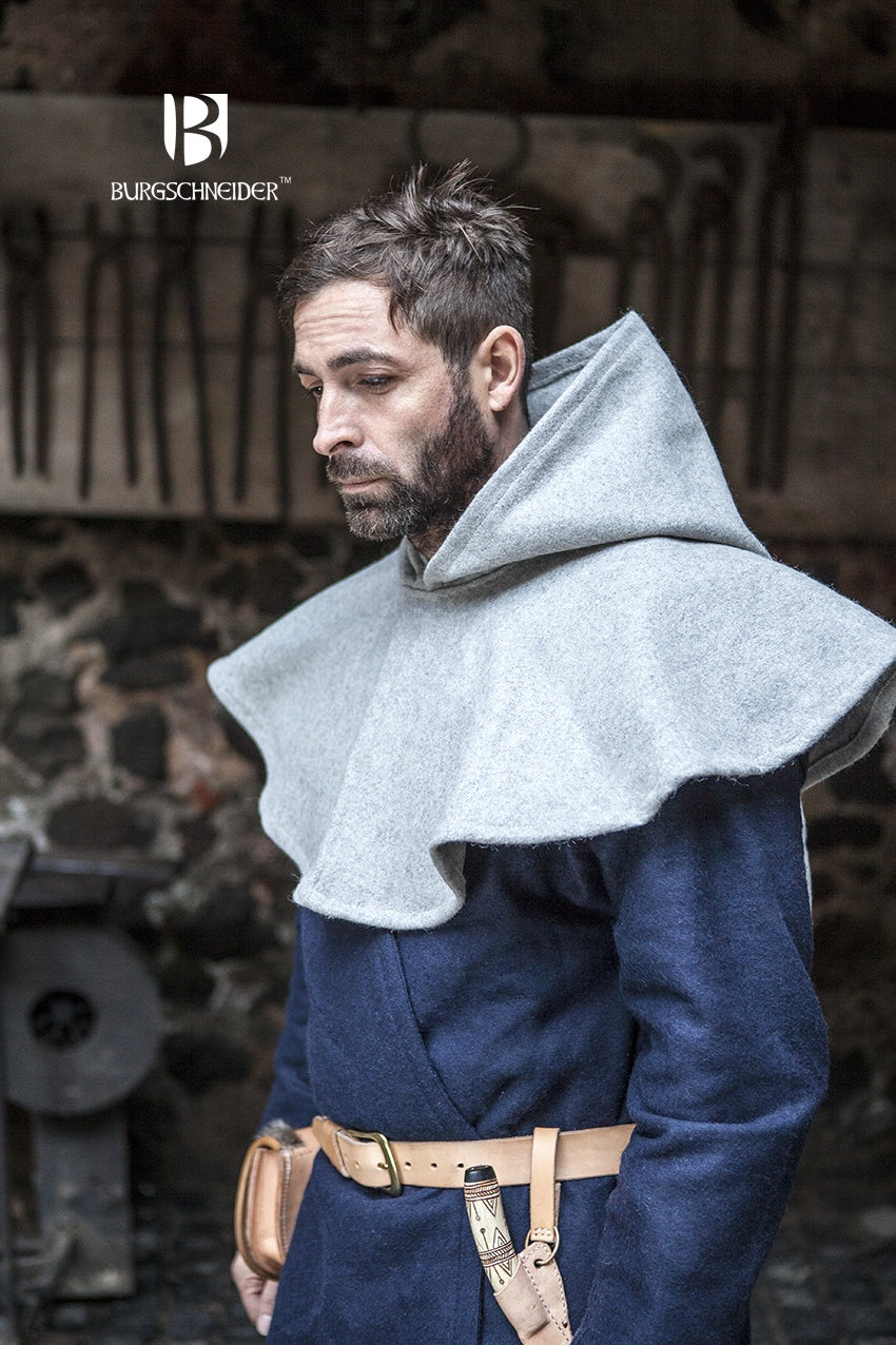 Wool Cowl Cucullus Grey, a heavy wool felt garment designed for medieval reenactments, featuring a short sendelbinde and stylish looped neck design.
