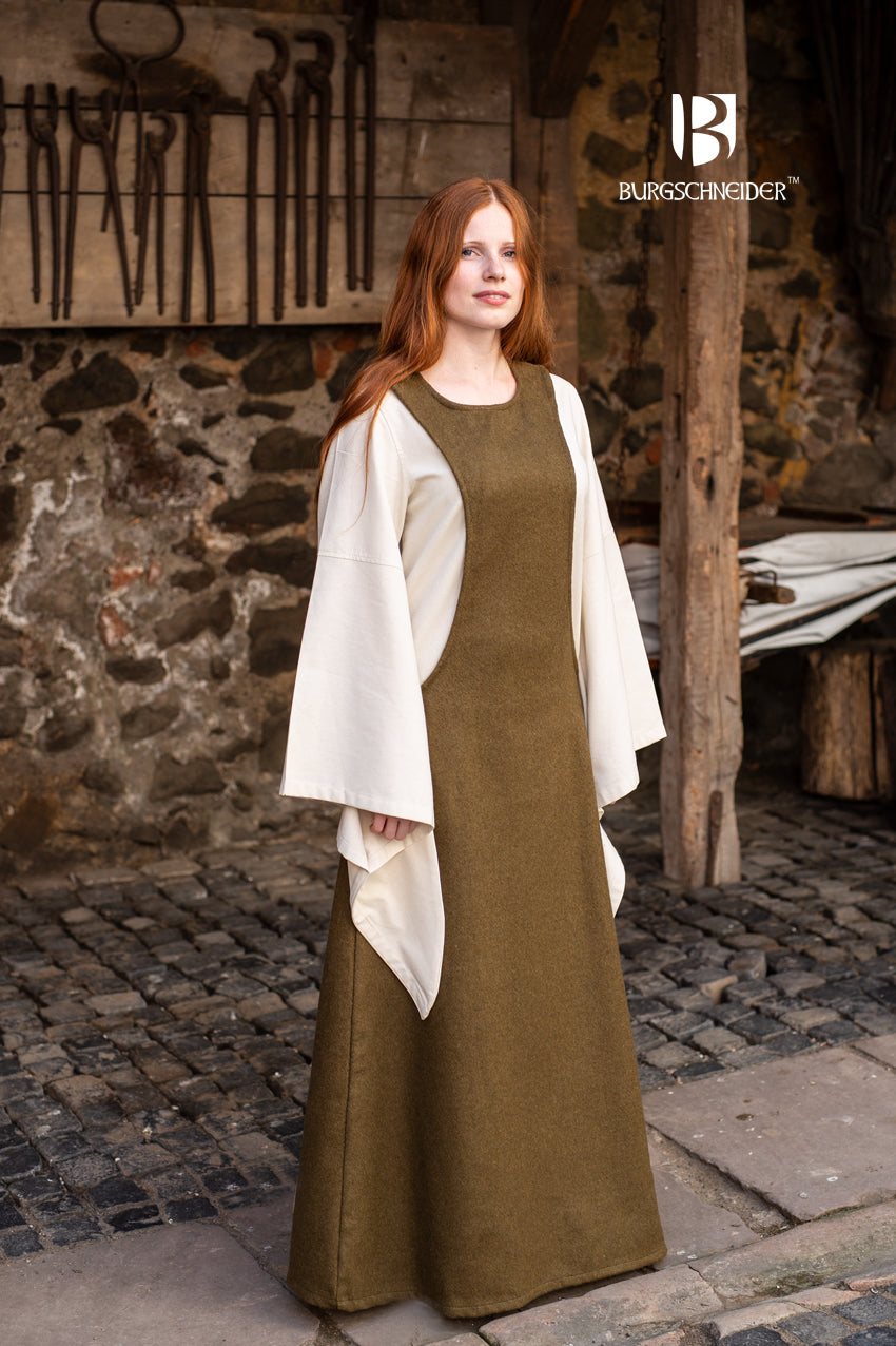 Wool Surcot Albrun in Autumn Green, featuring wide armholes and elegant design, perfect for LARP and historical events.