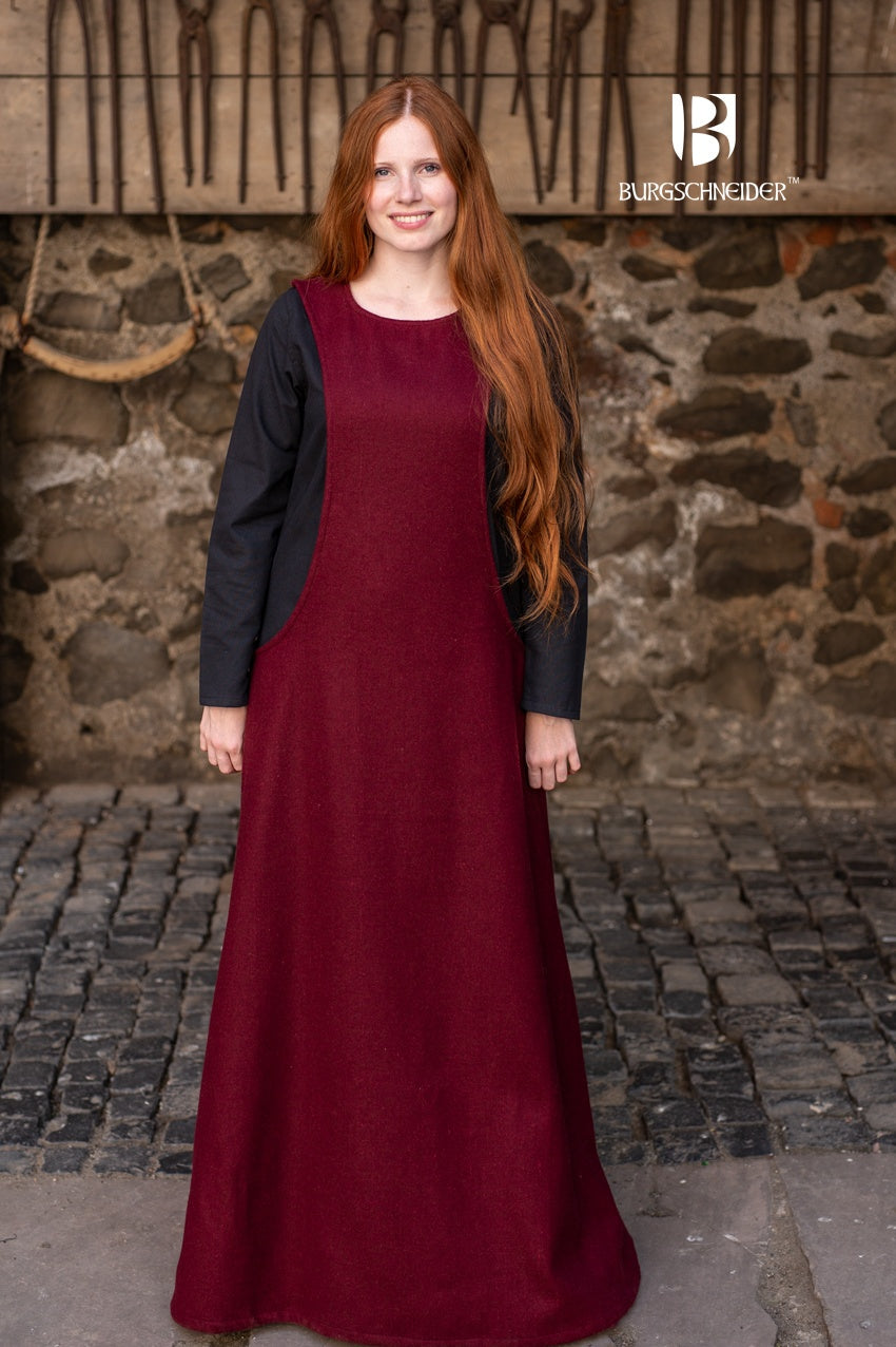 Wool Surcot Albrun Red featuring wide armholes, made from durable wool felt, ideal for LARP and historical reenactments.
