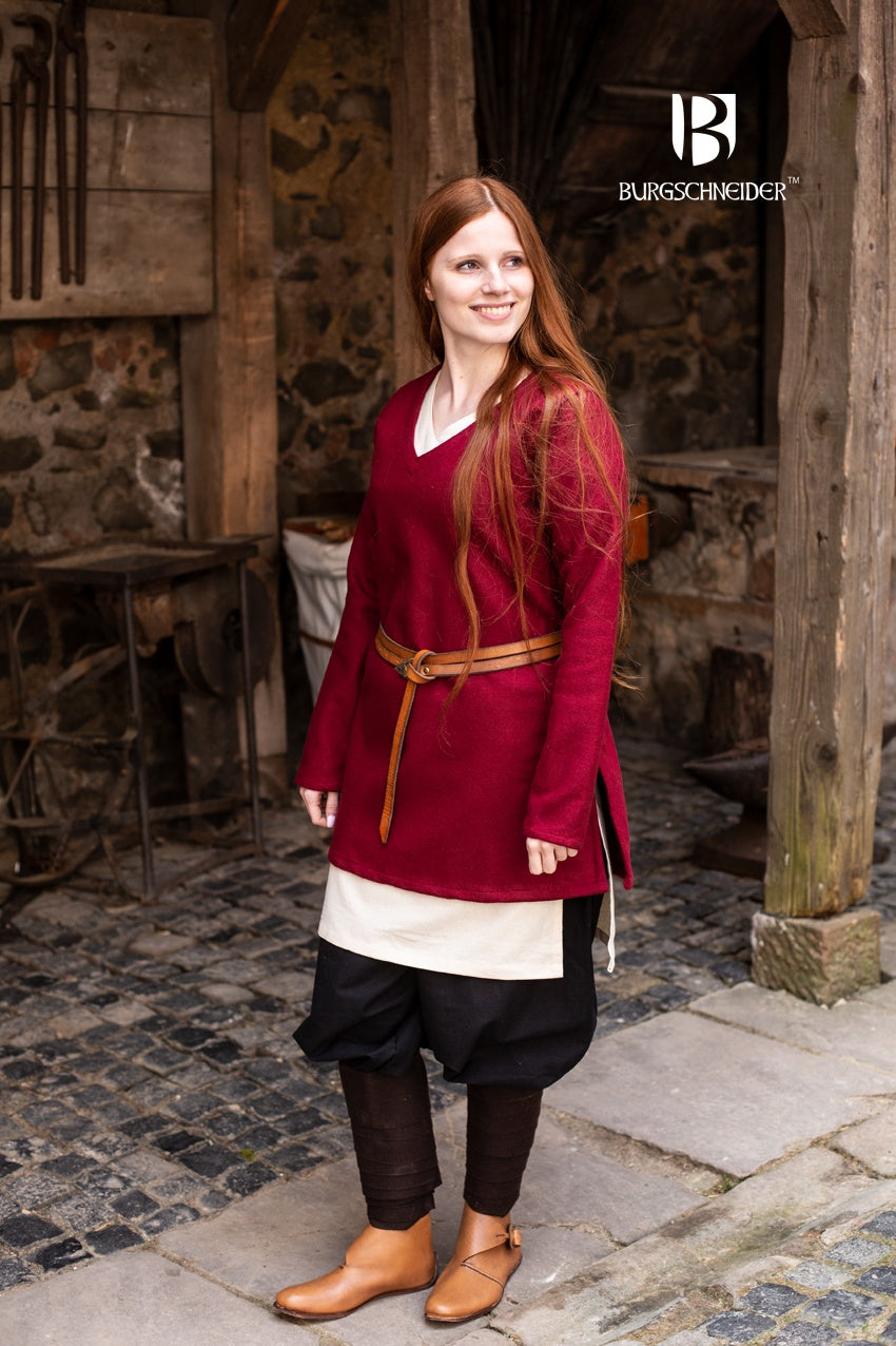 Wool Tunic Hyria in Red, featuring long sleeves and a V-neck design, perfect for shield-maidens.