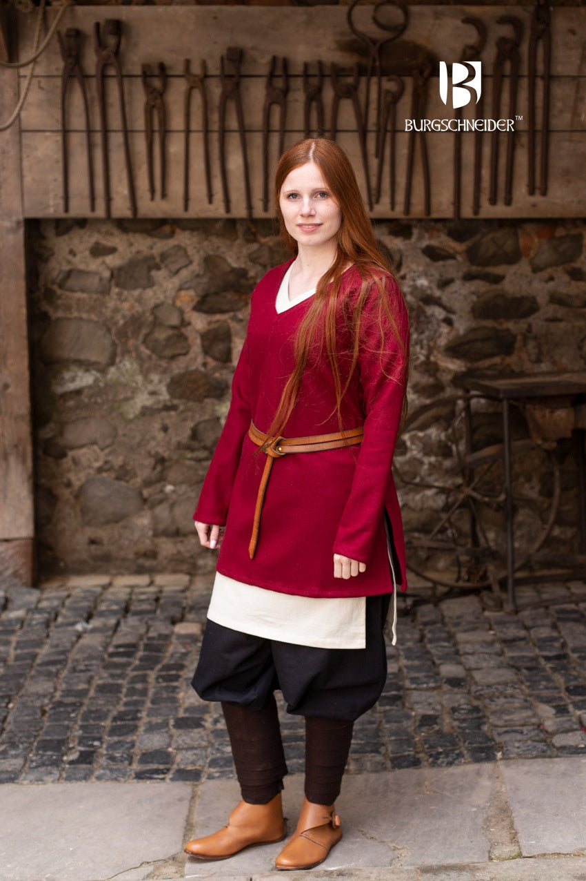 Wool Tunic Hyria in Red, featuring long sleeves and a V-neck design, perfect for shield-maidens.
