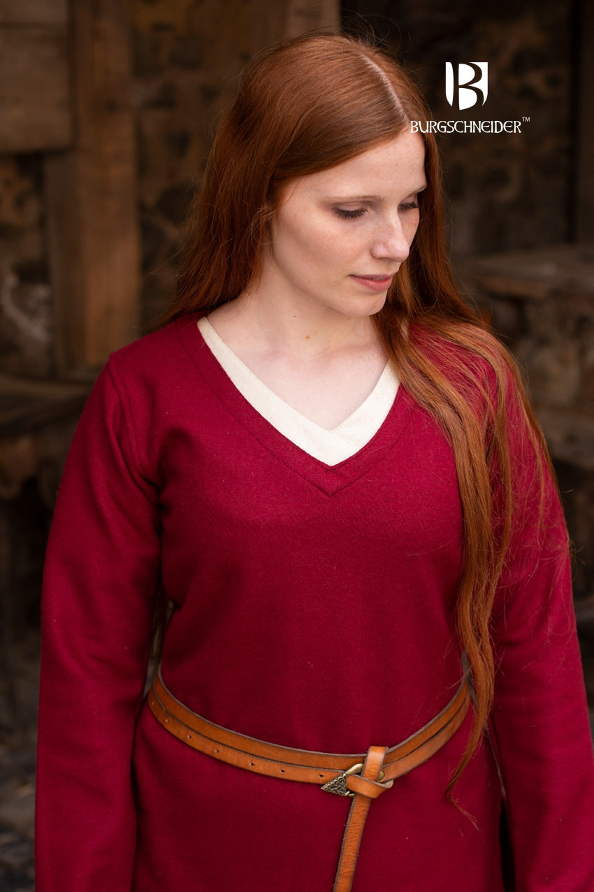 Wool Tunic Hyria in Red, featuring long sleeves and a V-neck design, perfect for shield-maidens.