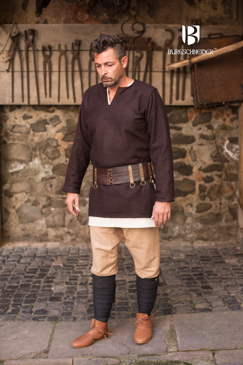 Wool Tunic Lodin in Brown featuring long sleeves, side slits, and a round neckline, styled with a brooch.