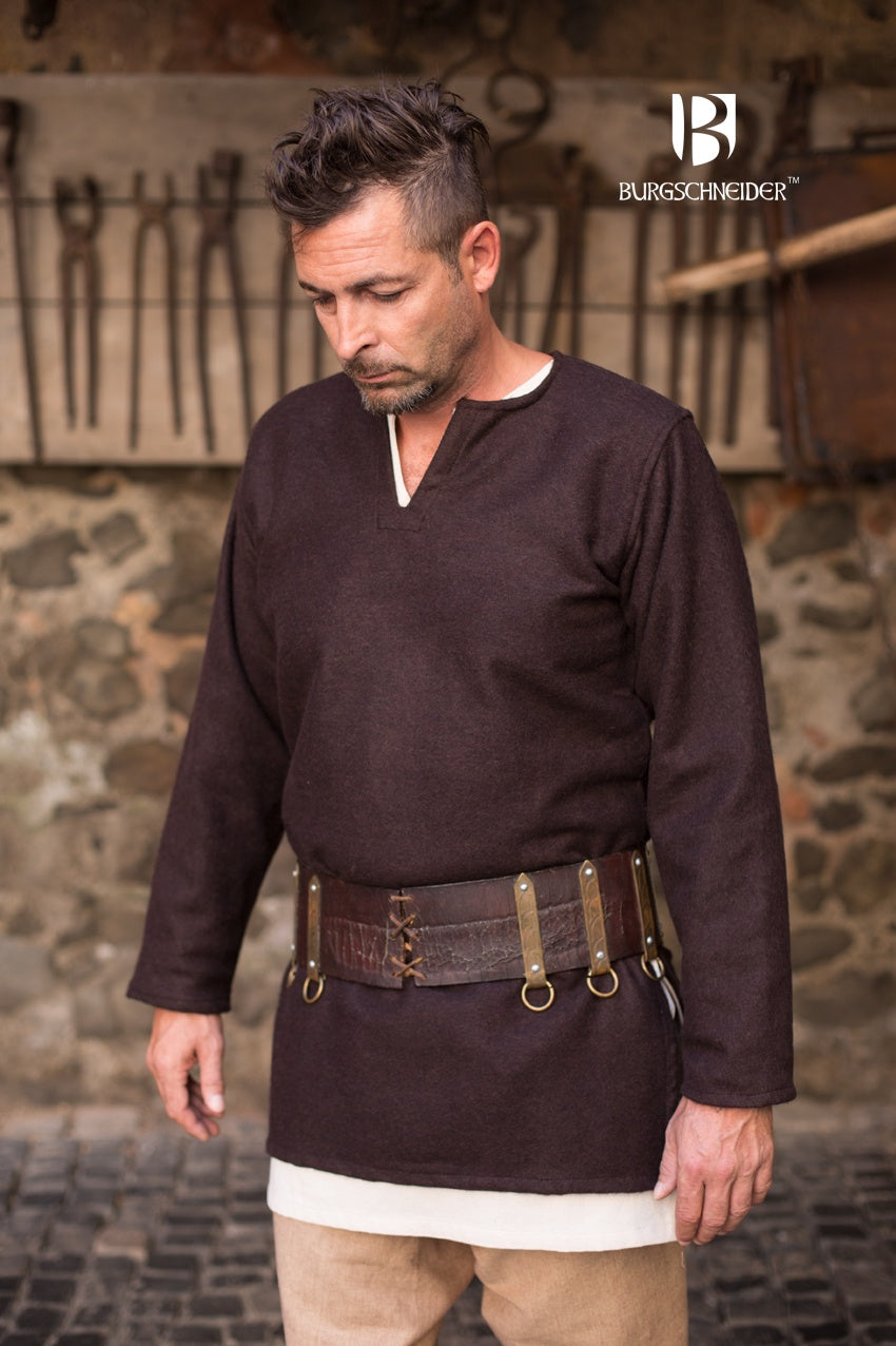 Wool Tunic Lodin in Brown featuring long sleeves, side slits, and a round neckline, styled with a brooch.