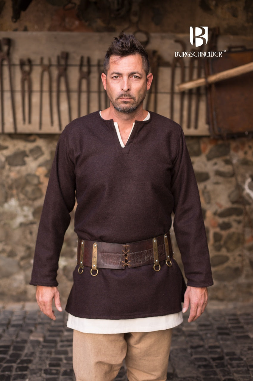 Wool Tunic Lodin in Brown featuring long sleeves, side slits, and a round neckline, styled with a brooch.