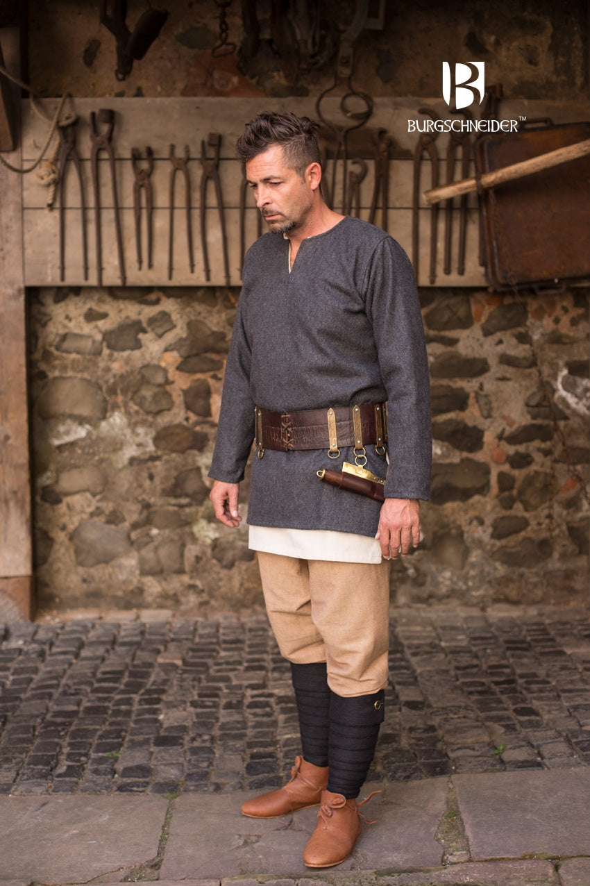 Dark grey wool tunic Lodin with long sleeves, side slits, and round neckline, styled with a brooch.